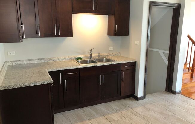 Fresh 3bed/2bath Home Close to Transportation Fenced Backyard