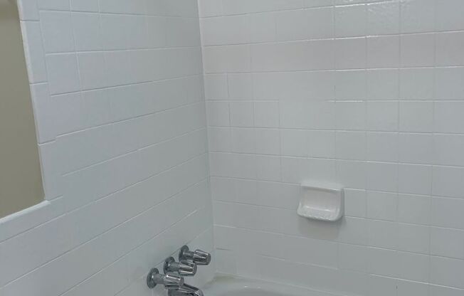 1 bed, 1 bath, 780 sqft, $1,130, Unit 606