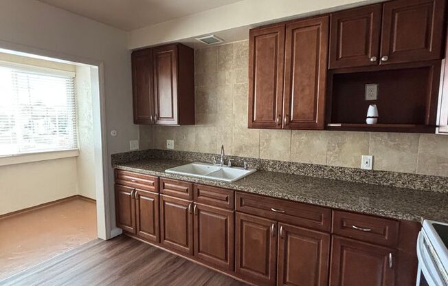 Spacious 2 Bedroom 2 Bath  in the Heart of Inglewood!- $2,400.00 with Patio!! & Parking !!