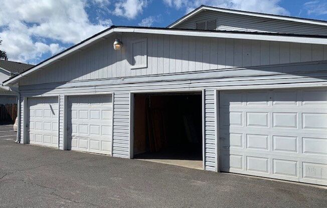 2 Bed/1 Bath SE Bend Condo with Single Car Garage