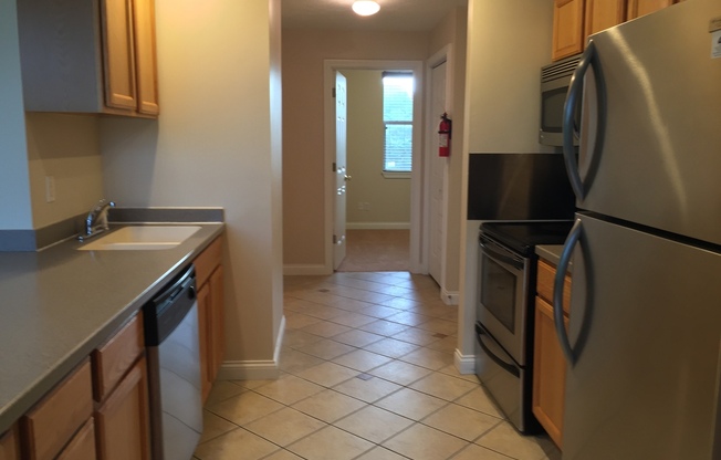 3 beds, 2 baths, $2,240, Unit 06