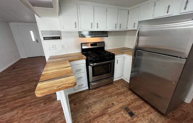 Newly Renovated Small 2BR w/Den Guest House