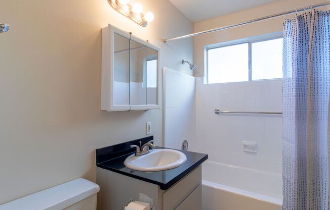 2 beds, 1 bath, 750 sqft, $1,725, Unit 4560