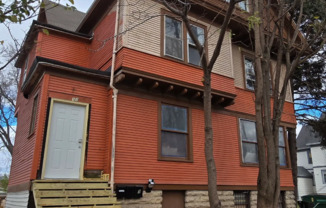 113 W DIVISION ST