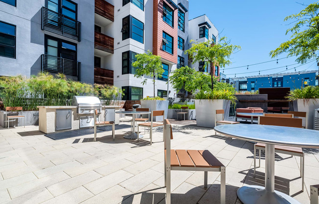 San Francisco Luxury Apartments - Venue - Sares-Regis - Outdoor Lounge Area with Complimentary Grills