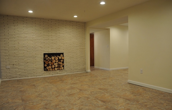 Basement Apartment, 2 bed 1 bath close to Food Trucks on Best