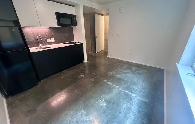 Studio, 1 bath, 310 sqft, $1,280, Unit 205