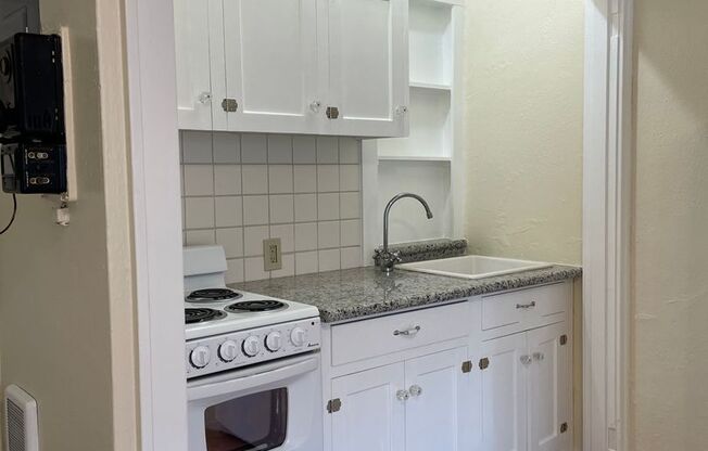 Studio, 1 bath, 260 sqft, $925, Unit 8