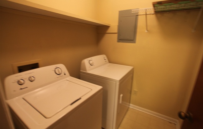 3 beds, 2 baths, $1,250, Unit # 9 B