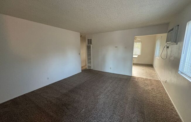 2 beds, 1 bath, 864 sqft, $1,100, Unit 4