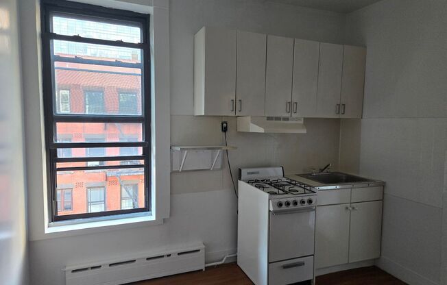 3 beds, 1 bath, $3,300, Unit 370 - 4D