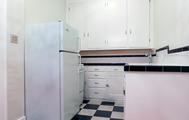 Studio, 1 bath, 425 sqft, $1,300, Unit 102