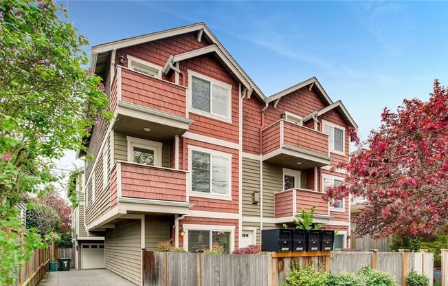 Beautiful Top of Queen Anne Townhome - 3 Beds / 2.5 Baths