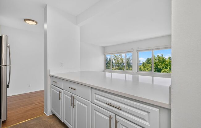 1000 1 AVE W