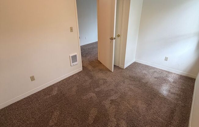 2 beds, 1 bath, $1,450, Unit 19