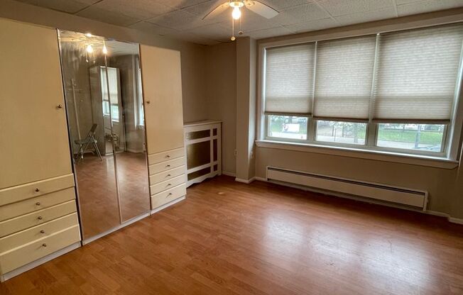 Studio, 1 bath, 400 sqft, $1,050, Unit 2F