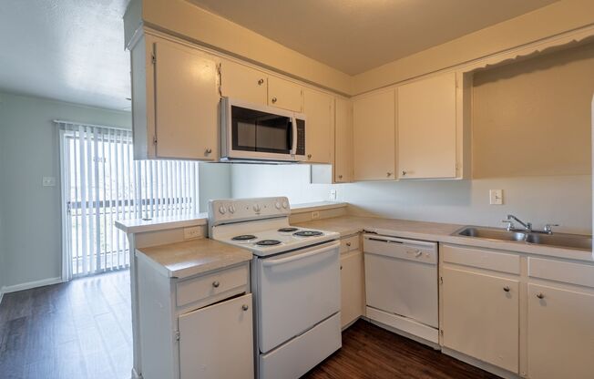 3 beds, 2 baths, 1,296 sqft, $1,500, Unit 1010