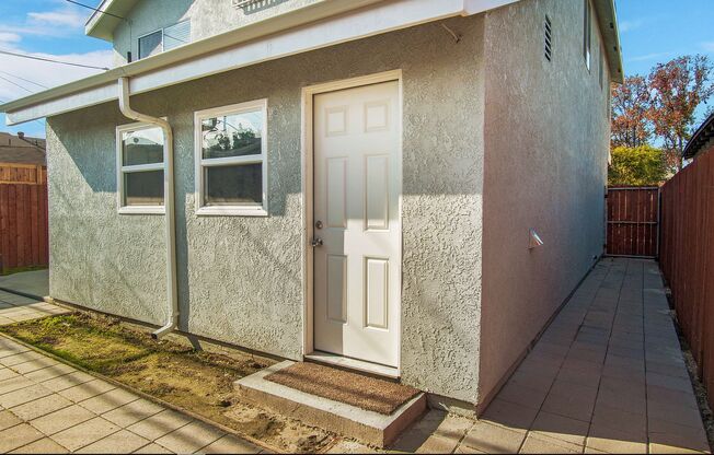 Studio, 1 bath, 450 sqft, $1,475, Unit 5452 Linden Avenue Unit B