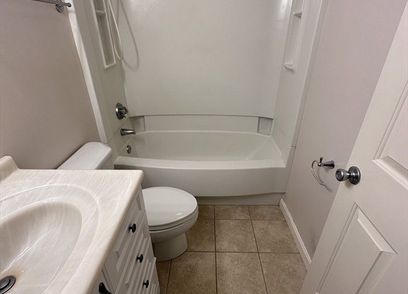 1 bed, 1 bath, 655 sqft, $3,200, Unit 215