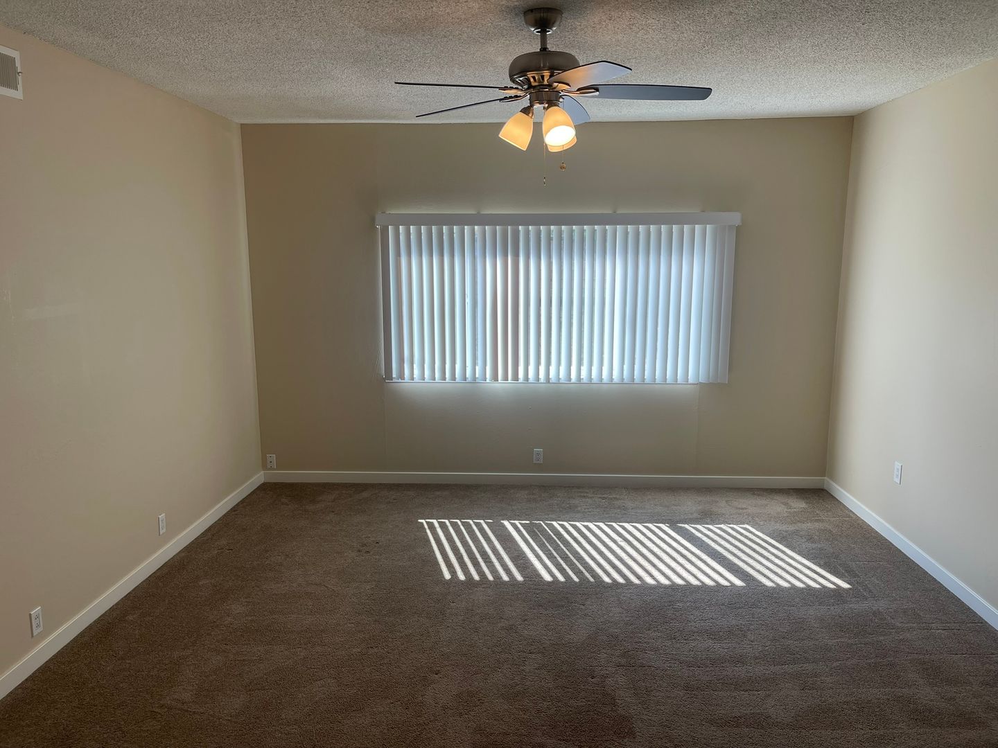Concord Beautiful 3 bedroom 2 bath home, 1571 sq ft w/2 car garage.