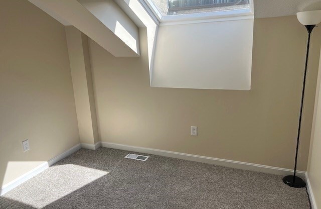 2 beds, 1 bath, 764 sqft, $2,100, Unit 1-27