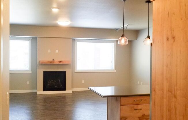 3 beds, 2.5 baths, $2,350, Unit 304