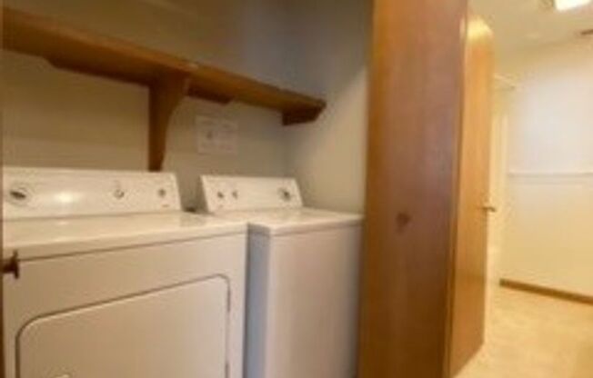 2 beds, 1 bath, $895, Unit APT. 3