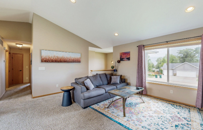 4024 STONE PT DR NE