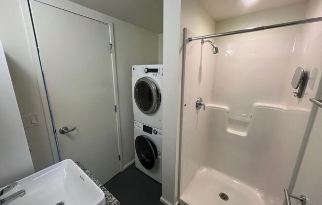 MODERN & TOP FLOOR! Views of Lake Washington & Mountains! W/D in unit!