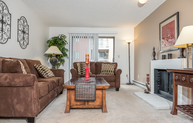 2 beds, 1 bath, 895 sqft, $1,650, Unit F103