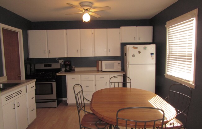 2 beds, 1 bath, $1,200