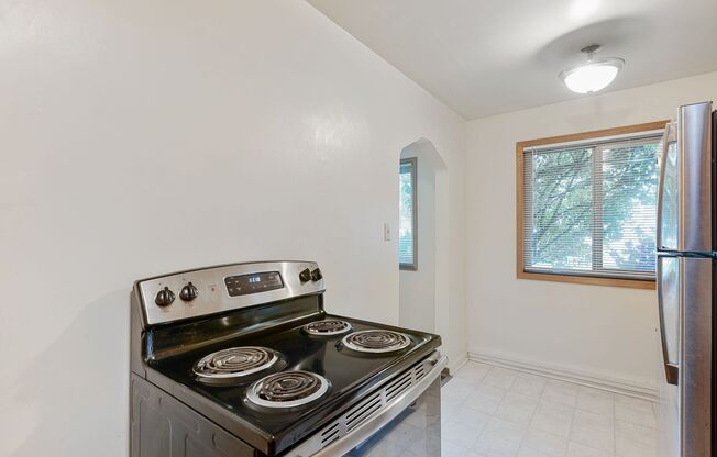 Studio, 1 bath, 582 sqft, $1,395, Unit B