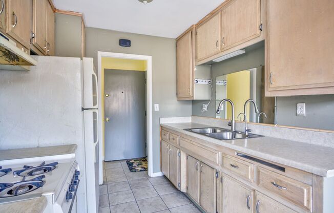 2 beds, 1 bath, $1,900, Unit # 15