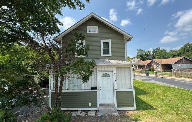 Charming 2 Bed 1.5 Bath Single Family Home With Spacious Yard In Manassas