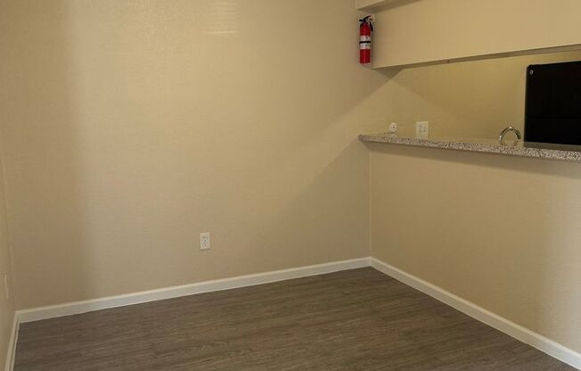 2 beds, 1 bath, 812 sqft, $1,085, Unit 402