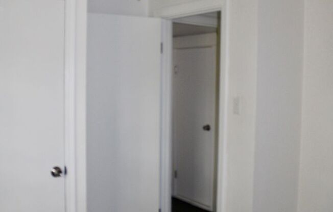 Beautiful, Spacious 1 Bedroom 1 Bath located in Glendale! Move-in Ready!