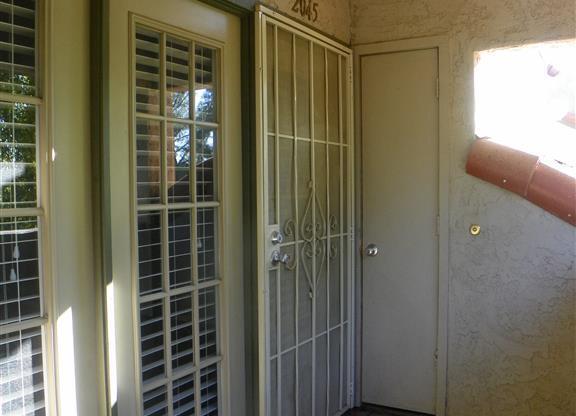 Mesa 2 story townhome - 1 car attached garage-vaulted