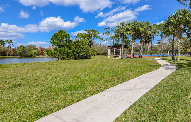 Lakeside walking path | Floresta