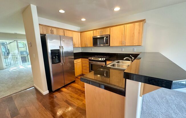 ***$250 OFF 1ST MONTHS RENT!!!!*** Beautiful 3 Bedroom Townhome in Beaverton!!