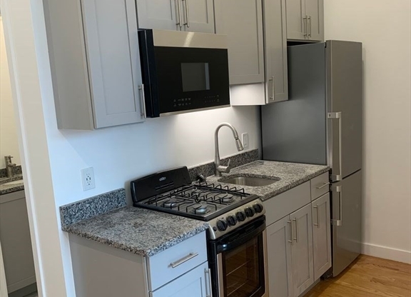 Studio, 1 bath, 415 sqft, $1,595, Unit 410