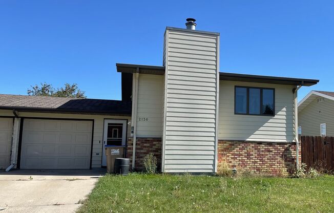 Split Level Townhouse on Minot's north hill!