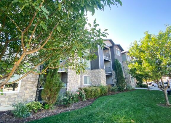 Courtyard With Green Space at Talavera at the Junction Apartments & Townhomes, Utah