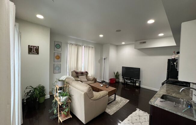 2 beds, 1 bath, 1,100 sqft, $1,600, Unit Unit 2