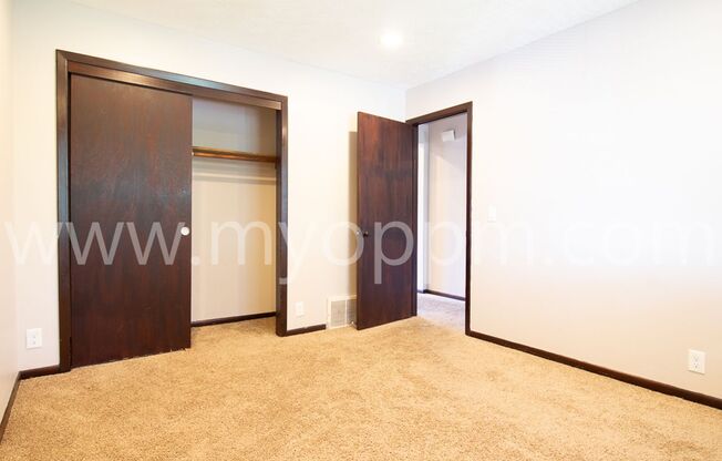 2 beds, 1 bath, $975, Unit 2918