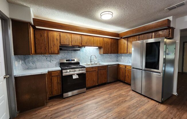 3/2/1 off the Loop / Mins to Downtown New Braunfels & Gruene / Fridge / Sun Room / Fenced in Yard / CISD