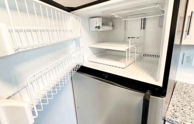 2 beds, 1 bath, $1,515, Unit 451 Frizzell Avenue Unit D R