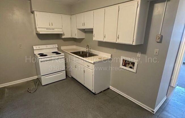 2 beds, 1 bath, $895, Unit A