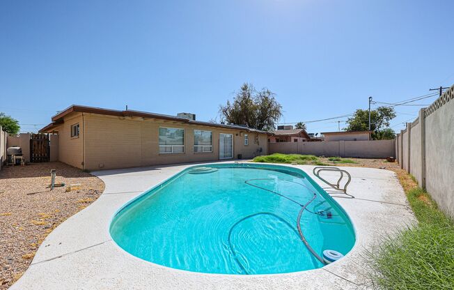 4 BRM 2 BA IN BEAUTIFUL TEMPE, WITH POOL 1 MILE FROM ASU