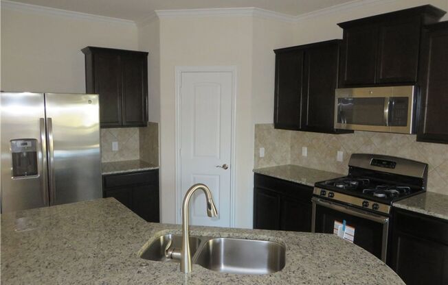 Gorgeous 3/2/2 in Villas at Vista Ridge!