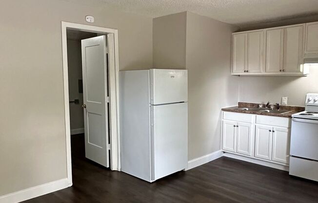 1 bed, 1 bath, 414 sqft, $600, Unit 1115 S. Elm Street #2